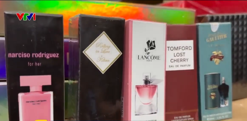 Phát hiện kho hàng nghi giả nước hoa LV, Lelabo giữa phố cổ Hà Nội - Ảnh 1.