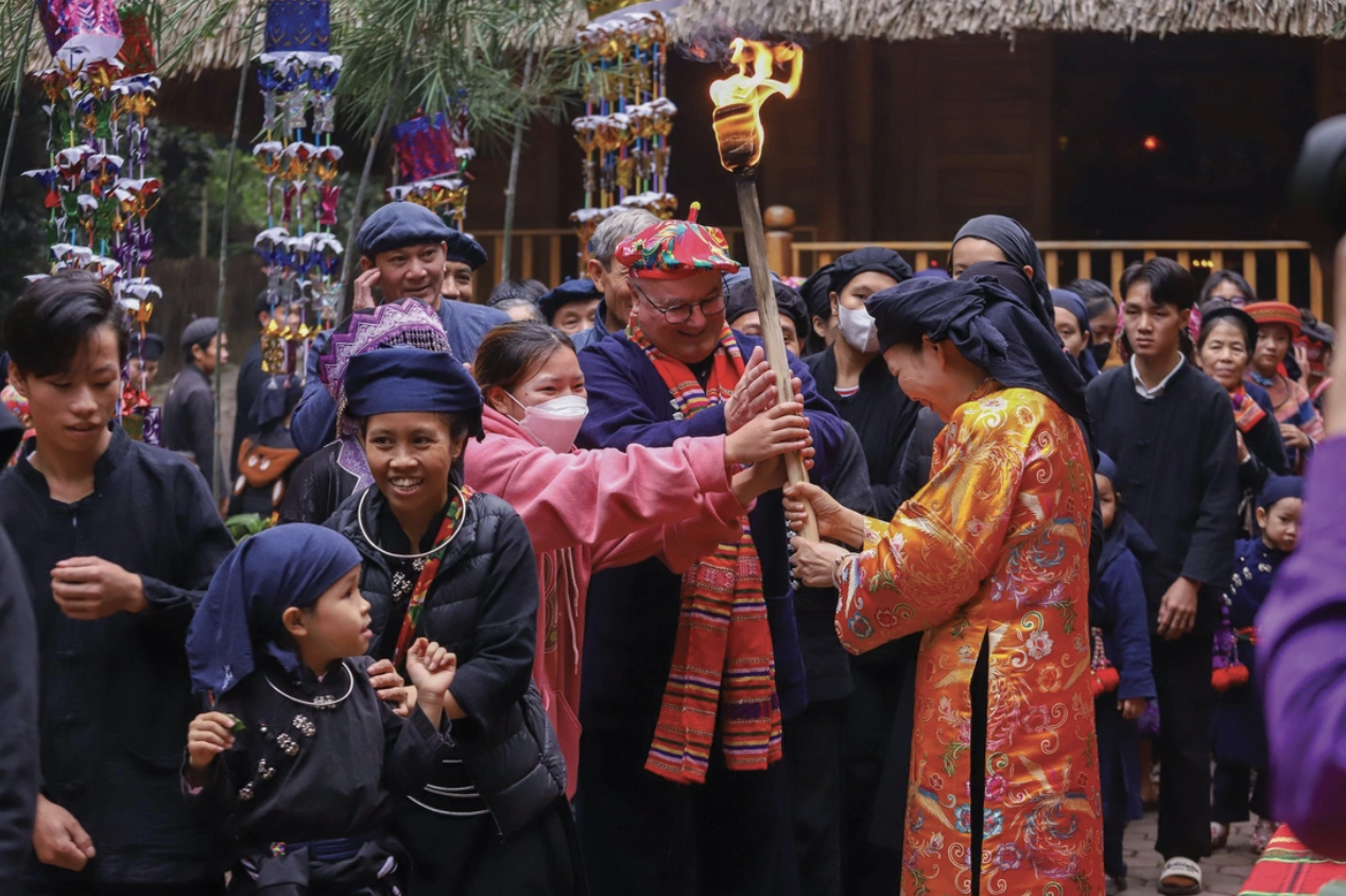 Ngôi làng kỳ lạ nhất miền Bắc: 200 người "ăn chung nồi, tiền chung túi", khách muốn vào phải rửa tay bằng nước "giếng thần"- Ảnh 5.