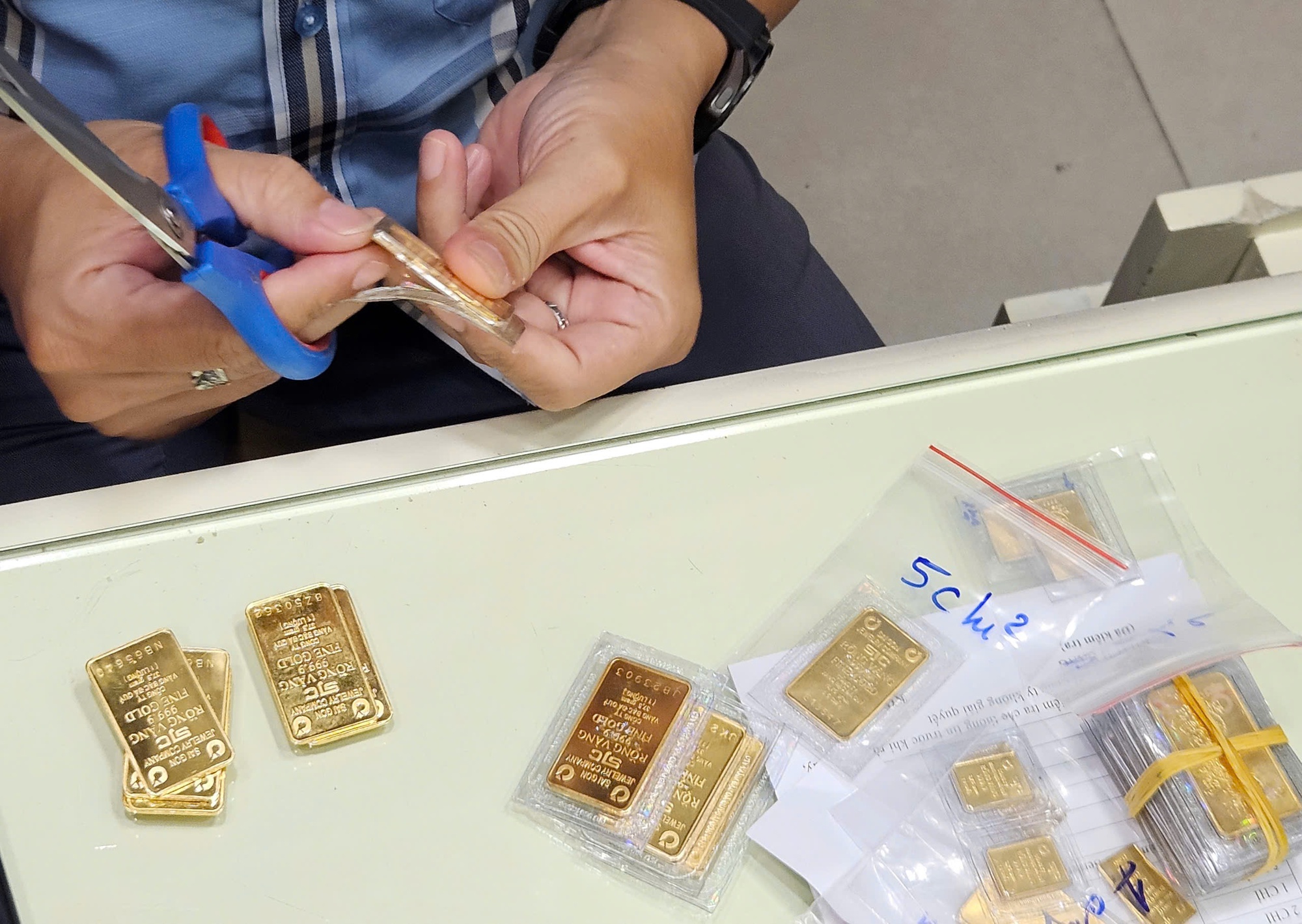 Giá vàng miếng SJC tăng trở lại- Ảnh 1. Giá vàng miếng SJC tăng trở lại- Ảnh 1.