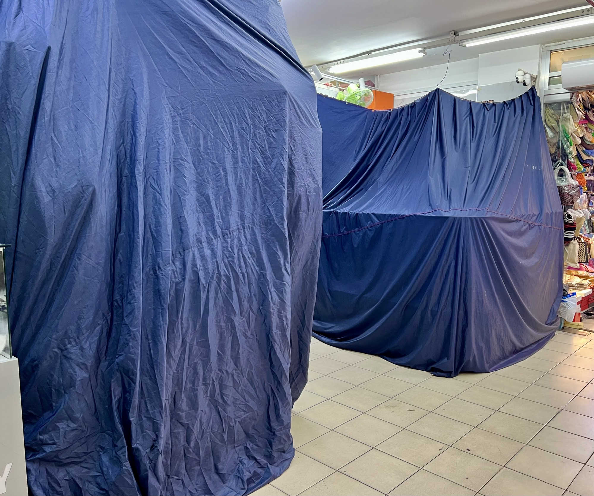 Đột kích Saigon Square, thu giữ hàng ngàn sản phẩm "nhái" các thương hiệu nổi tiếng- Ảnh 7.