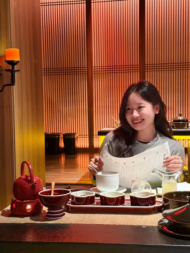 Khách Việt ấn tượng với trải nghiệm ở quán lẩu Trung Quốc, nhận xét: "Vua chúa cũng chỉ đến thế là cùng!"- Ảnh 1.