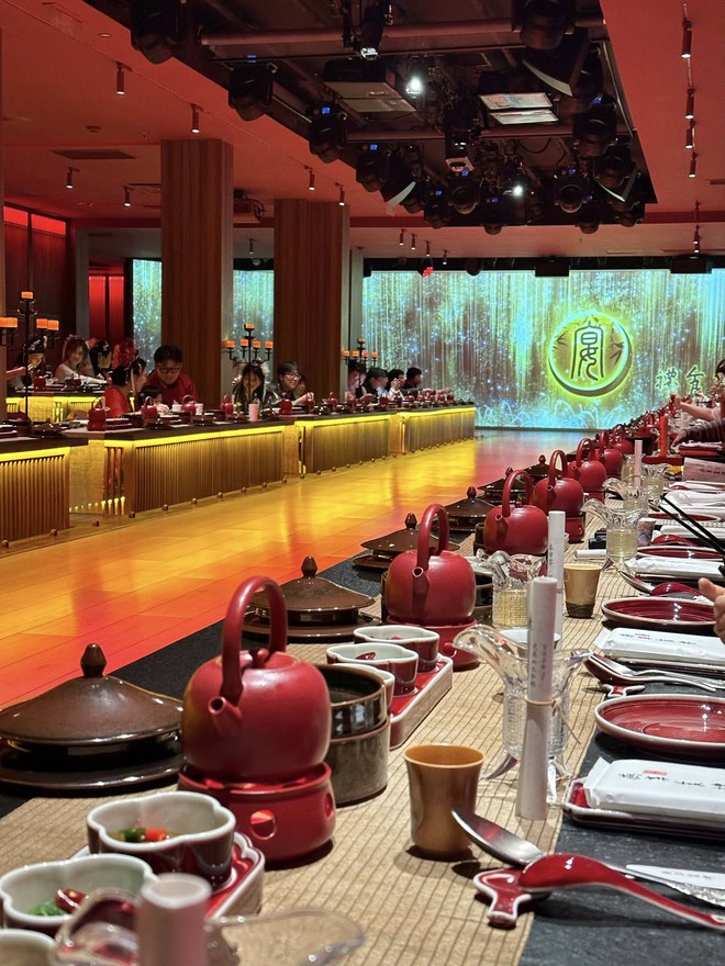 Khách Việt ấn tượng với trải nghiệm ở quán lẩu Trung Quốc, nhận xét: "Vua chúa cũng chỉ đến thế là cùng!"- Ảnh 5.
