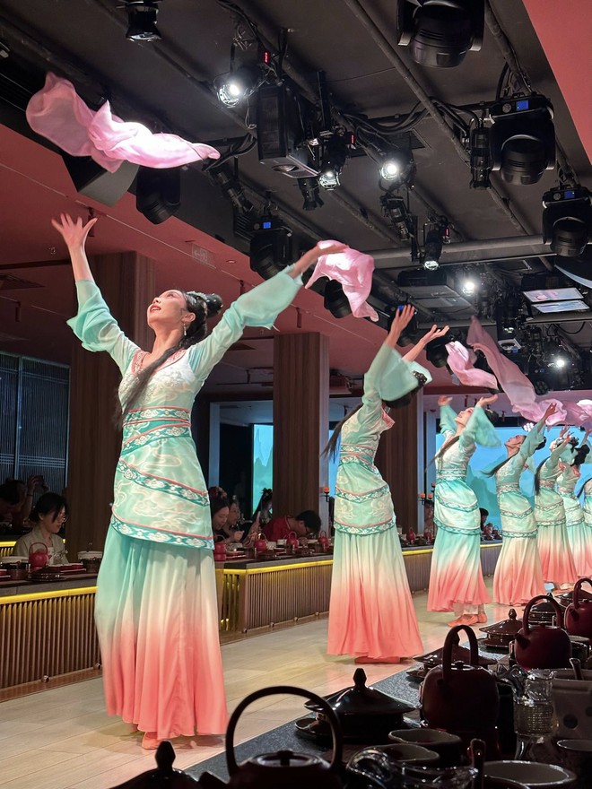 Khách Việt ấn tượng với trải nghiệm ở quán lẩu Trung Quốc, nhận xét: "Vua chúa cũng chỉ đến thế là cùng!"- Ảnh 4.