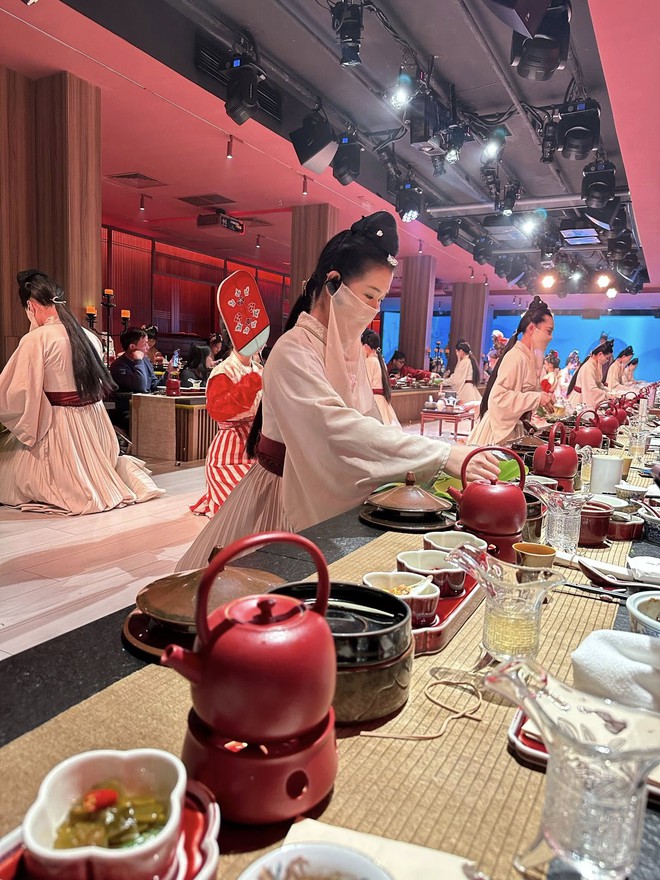 Khách Việt ấn tượng với trải nghiệm ở quán lẩu Trung Quốc, nhận xét: "Vua chúa cũng chỉ đến thế là cùng!"- Ảnh 2.