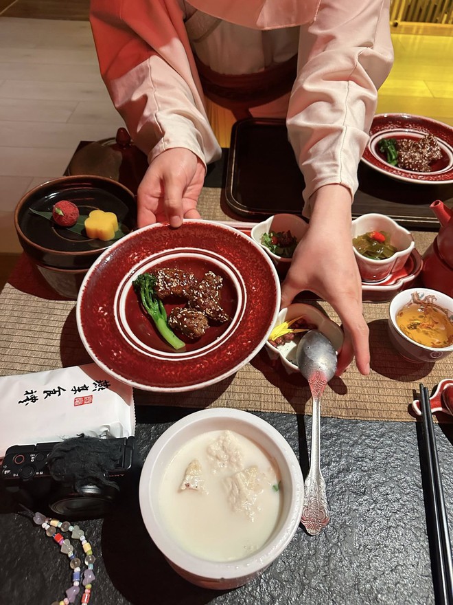 Khách Việt ấn tượng với trải nghiệm ở quán lẩu Trung Quốc, nhận xét: "Vua chúa cũng chỉ đến thế là cùng!"- Ảnh 3.