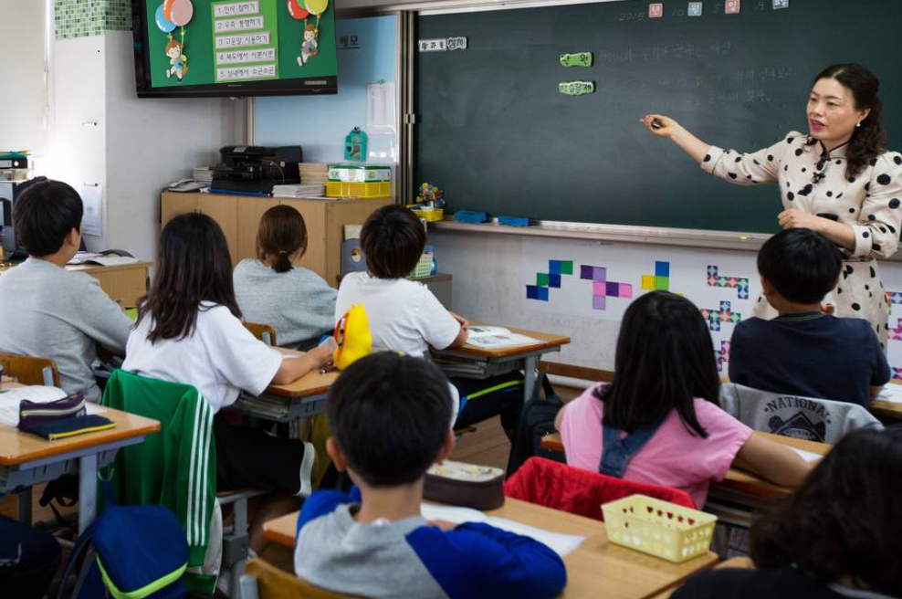 Cô giáo mỉa mai học sinh "đội sổ" trong buổi họp phụ huynh, người mẹ đáp gọn một câu khiến cả phòng chết lặng vì xấu hổ- Ảnh 1. Cô giáo mỉa mai học sinh "đội sổ" trong buổi họp phụ huynh, người mẹ đáp gọn một câu khiến cả phòng chết lặng vì xấu hổ- Ảnh 1.