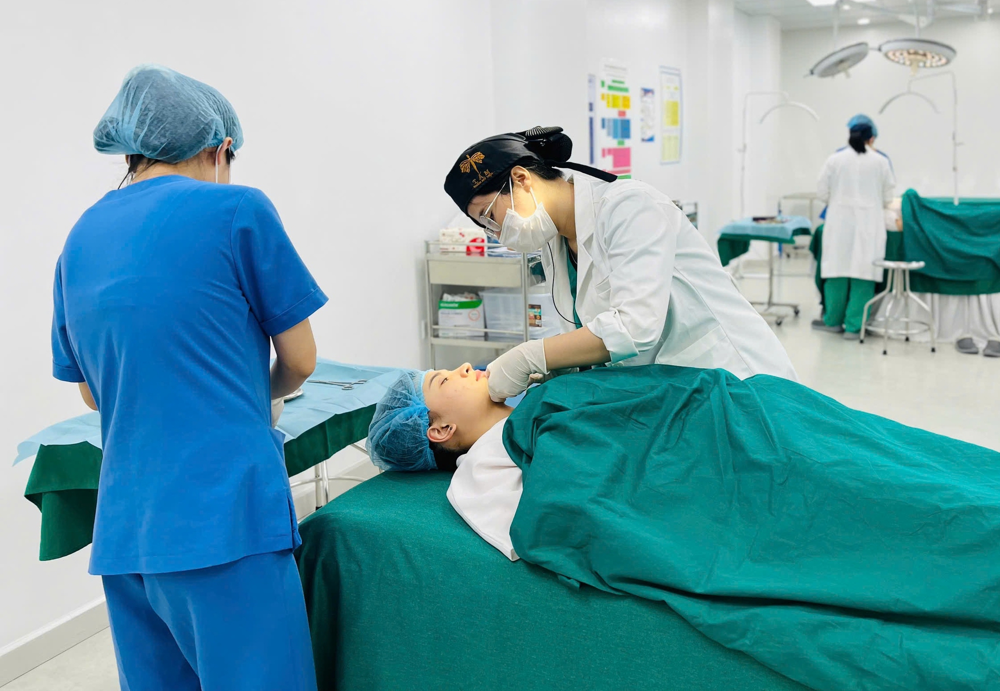 Nam bệnh nhân 45 tuổi "rơi mắt trái", mất thị lực vì tiêm filler tại spa: Bác sĩ thẩm mỹ đưa ra khuyến cáo- Ảnh 2.