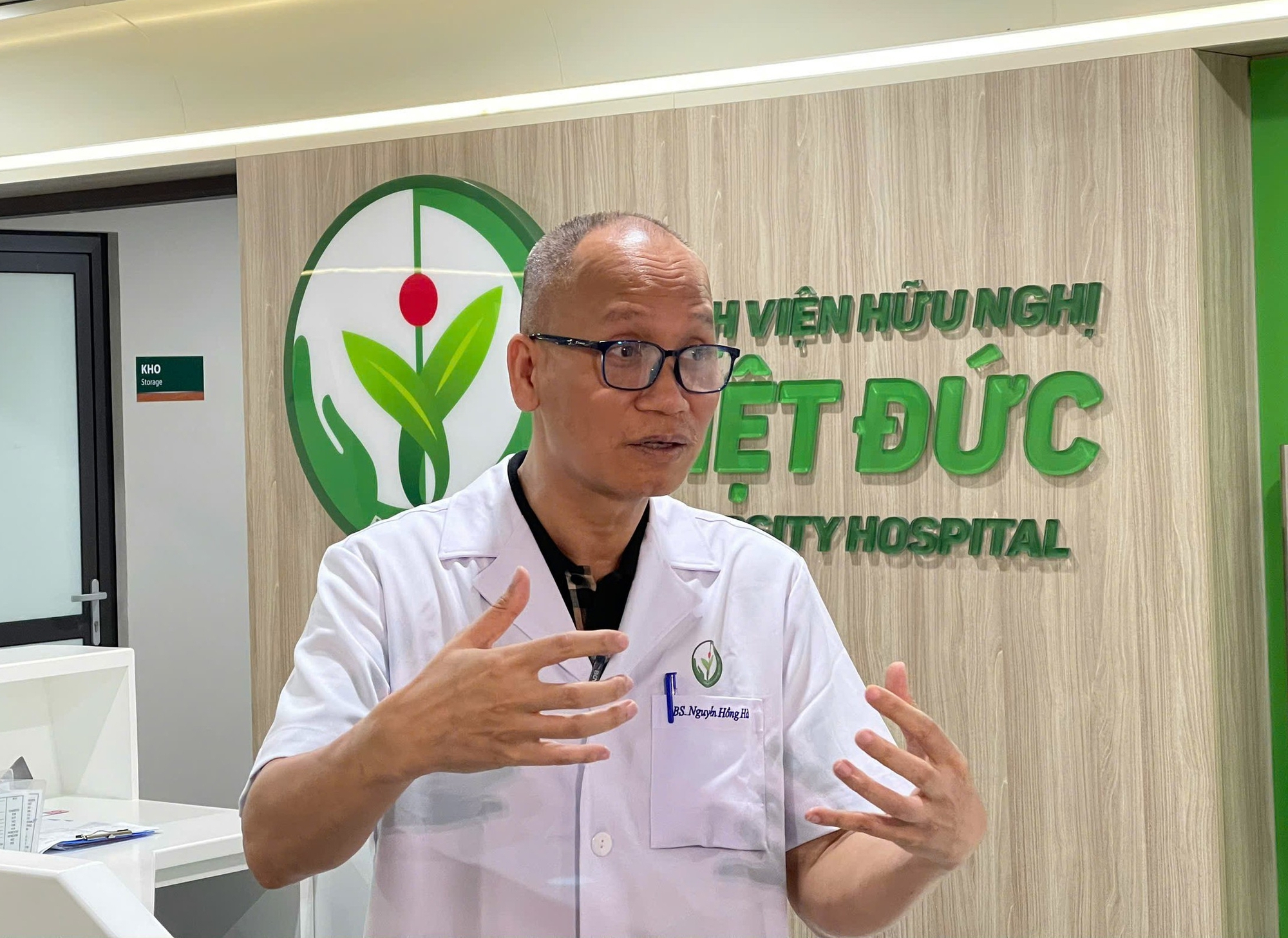 Nam bệnh nhân 45 tuổi "rơi mắt trái", mất thị lực vì tiêm filler tại spa: Bác sĩ thẩm mỹ đưa ra khuyến cáo- Ảnh 1.