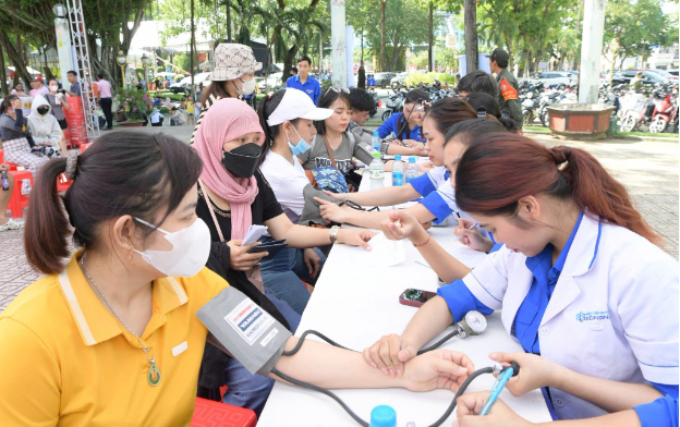 Red Bull tiếp năng lượng tích cực cùng người lao động trẻ tại Đồng Nai - Ảnh 1.