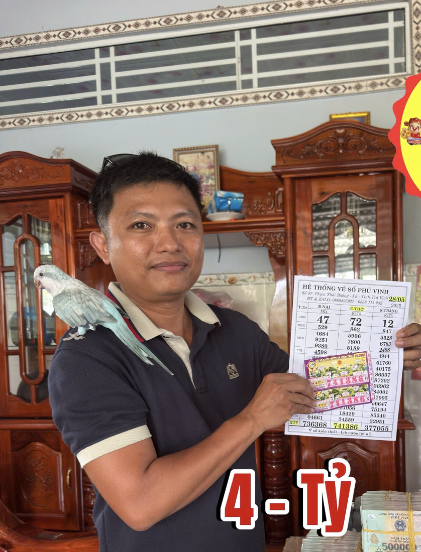 Người đàn ông hái dừa thuê ở Cần Thơ trúng 2 tờ vé số độc đắc, gọi đại lý từ Trà Vinh sang đổi- Ảnh 1.