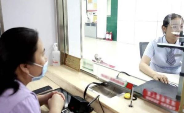 Gửi nhầm hơn 180 triệu đồng vào tài khoản tiết kiệm của người chồng quá cố, người phụ nữ đòi lại tiền nhưng bị ngân hàng từ chối: “Chúng tôi không có quyền xử lý”- Ảnh 1.