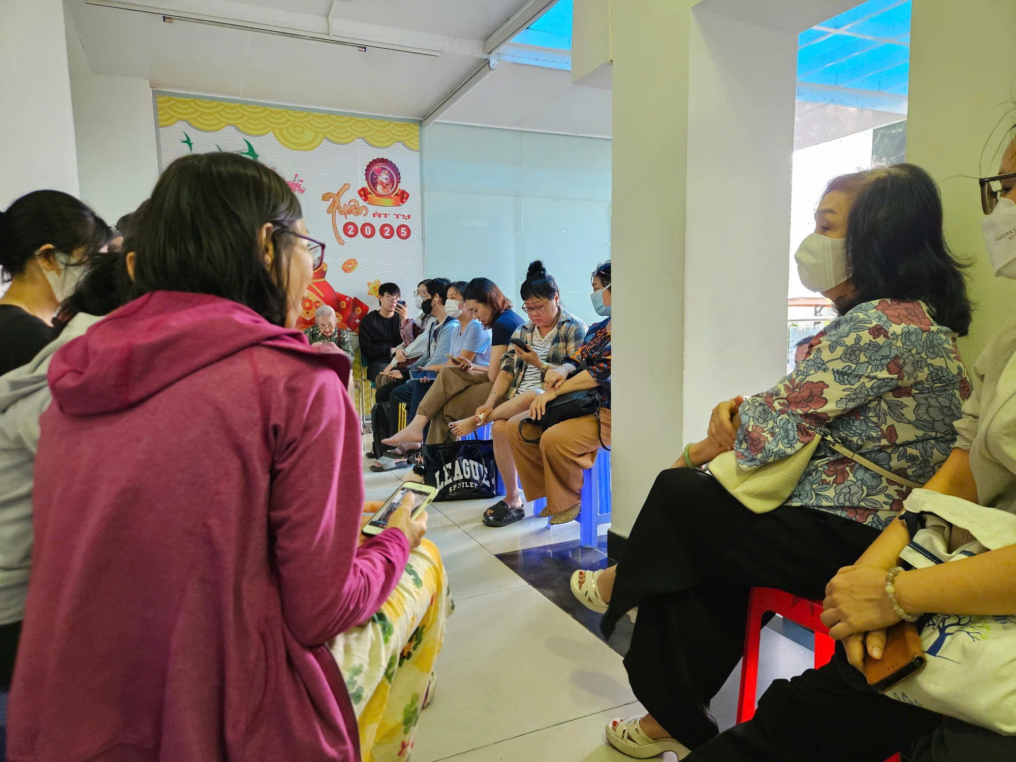 Nhiều người xếp hàng chờ mua vàng sau khi giá vàng miếng SJC, vàng nhẫn giảm- Ảnh 2.