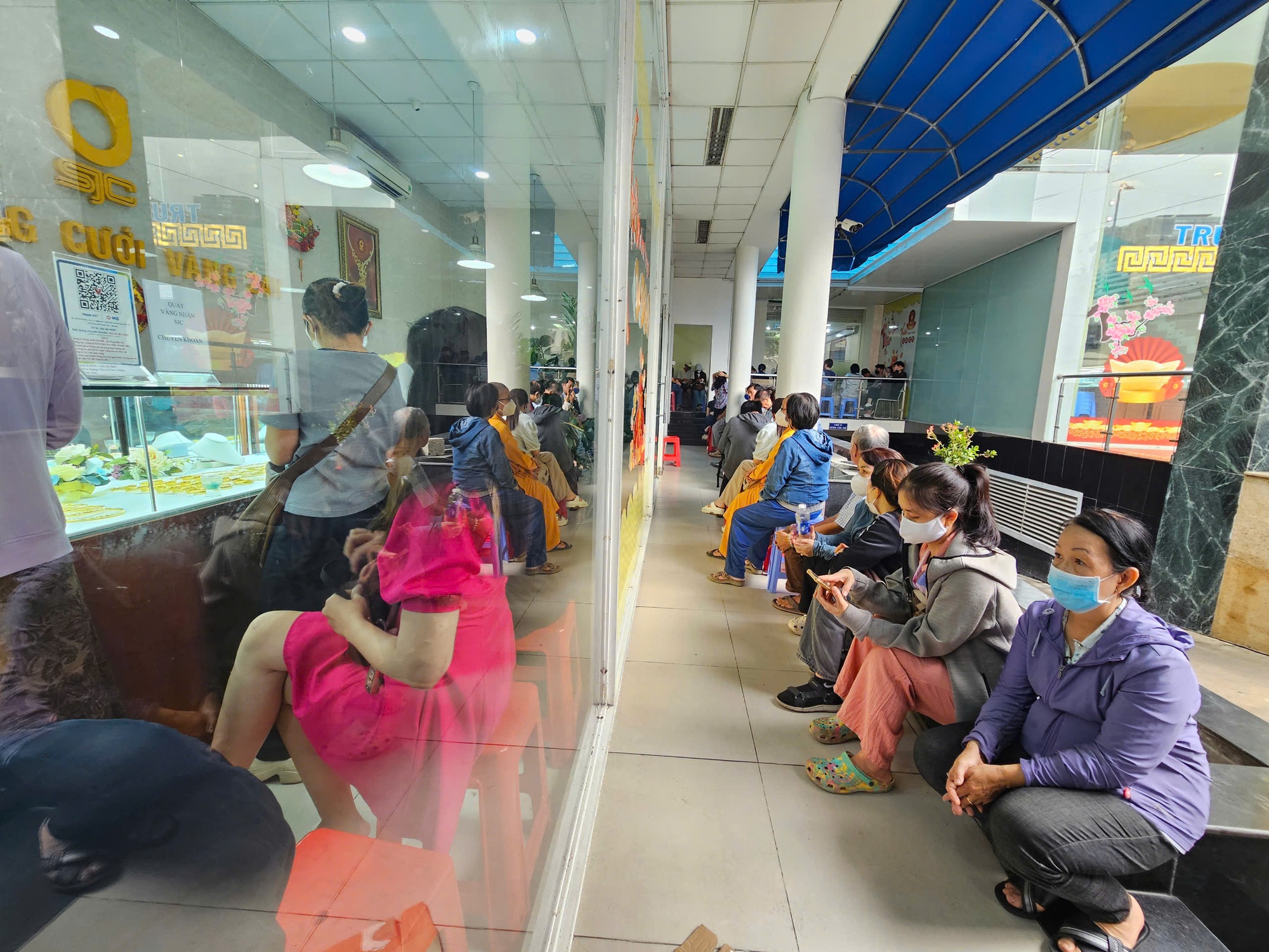 Nhiều người xếp hàng chờ mua vàng sau khi giá vàng miếng SJC, vàng nhẫn giảm- Ảnh 3.
