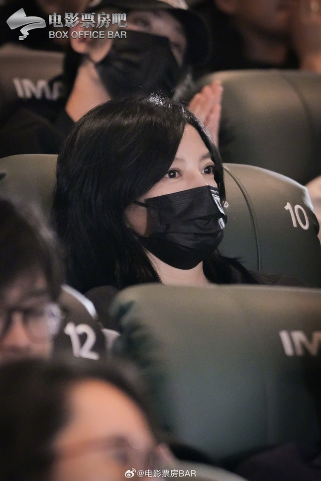 Động thái của Triệu Vy giữa tin chồng cũ bị Interpol truy nã đỏ- Ảnh 1.