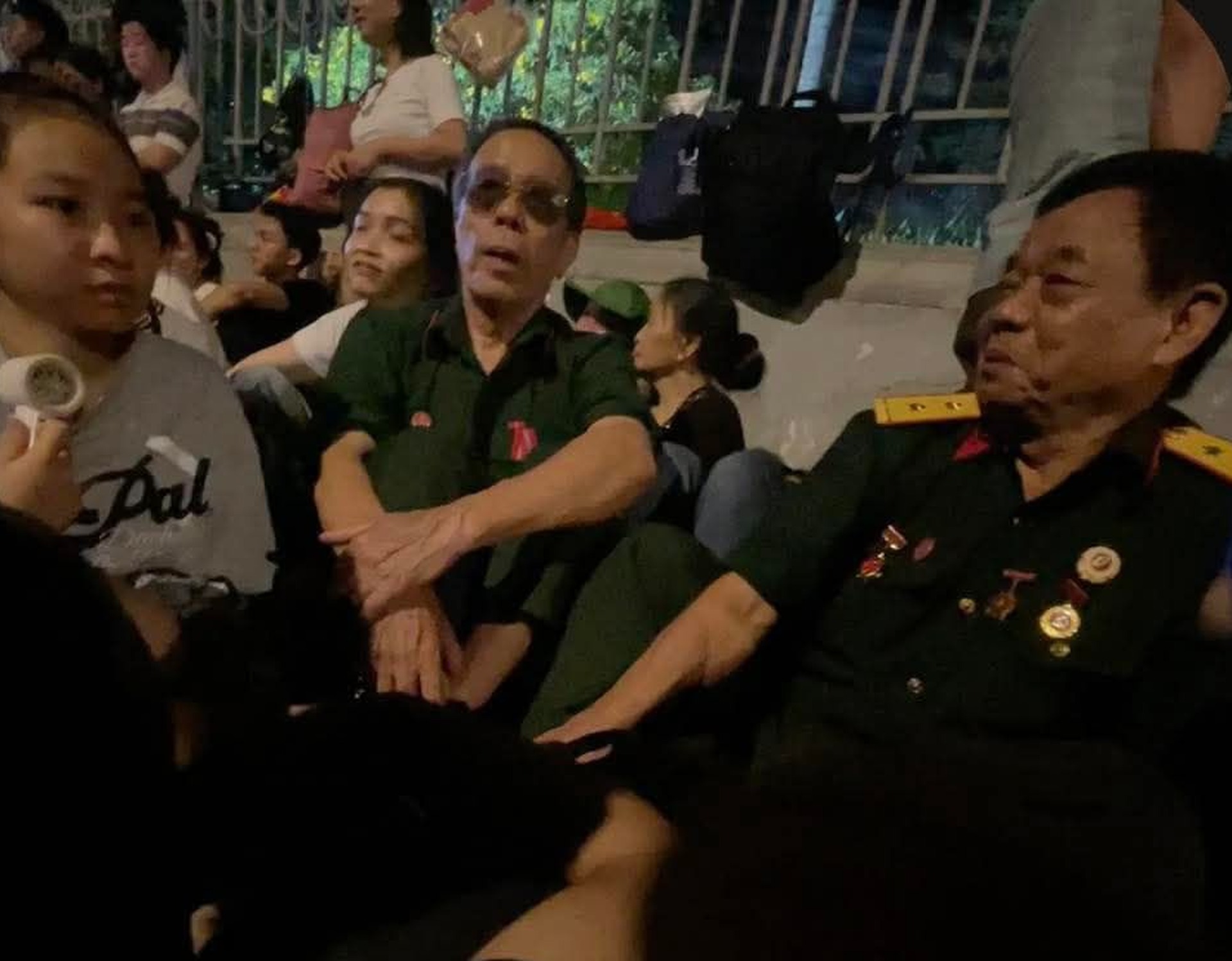 Gặp nhóm sinh viên giúp đỡ cựu chiến binh từng bị hành xử vô lễ ngày 30-4- Ảnh 2.