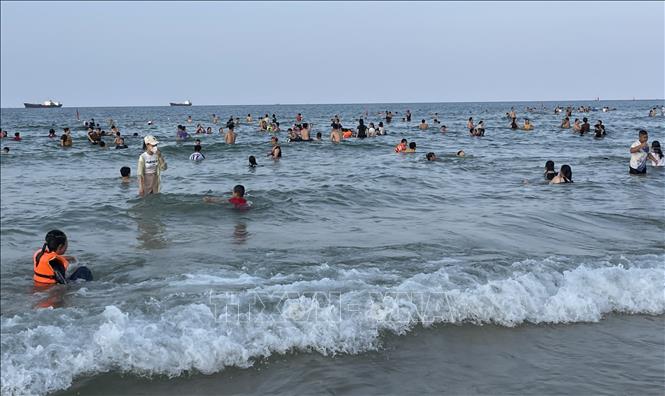 Du lịch biển hấp dẫn du khách dù mới đầu hè- Ảnh 1.