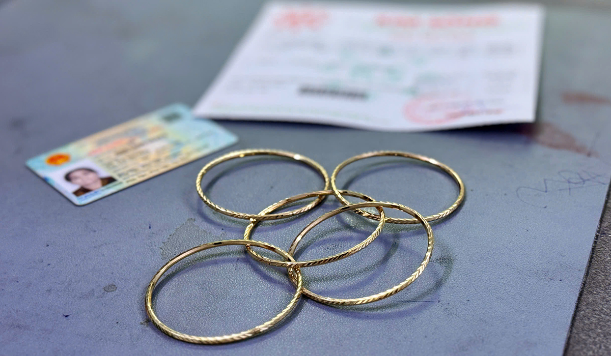 Bắt được người đàn bà “phù phép” tại tiệm vàng ở An Giang- Ảnh 2.