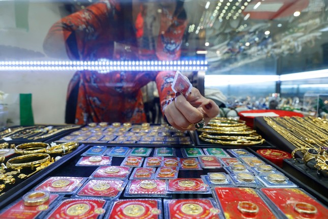 Giá vàng trong nước ‘bỏ xa’ thế giới- Ảnh 1. Giá vàng trong nước ‘bỏ xa’ thế giới- Ảnh 1.