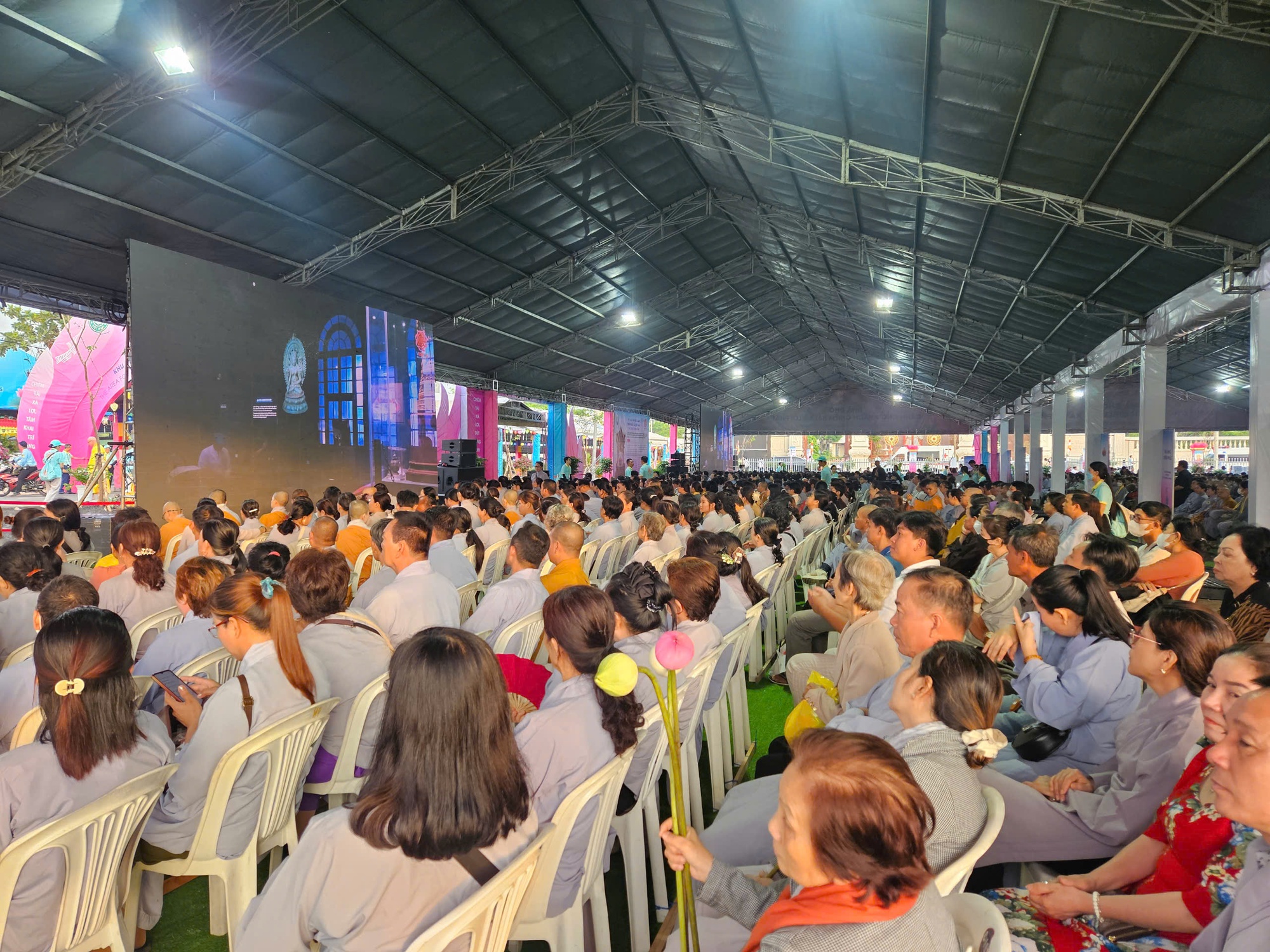 Ghi nhận sáng đầu tiên khai mở chiêm bái Xá lợi Đức Phật tại chùa Thanh Tâm- Ảnh 8. Ghi nhận sáng đầu tiên khai mở chiêm bái Xá lợi Đức Phật tại chùa Thanh Tâm- Ảnh 8.