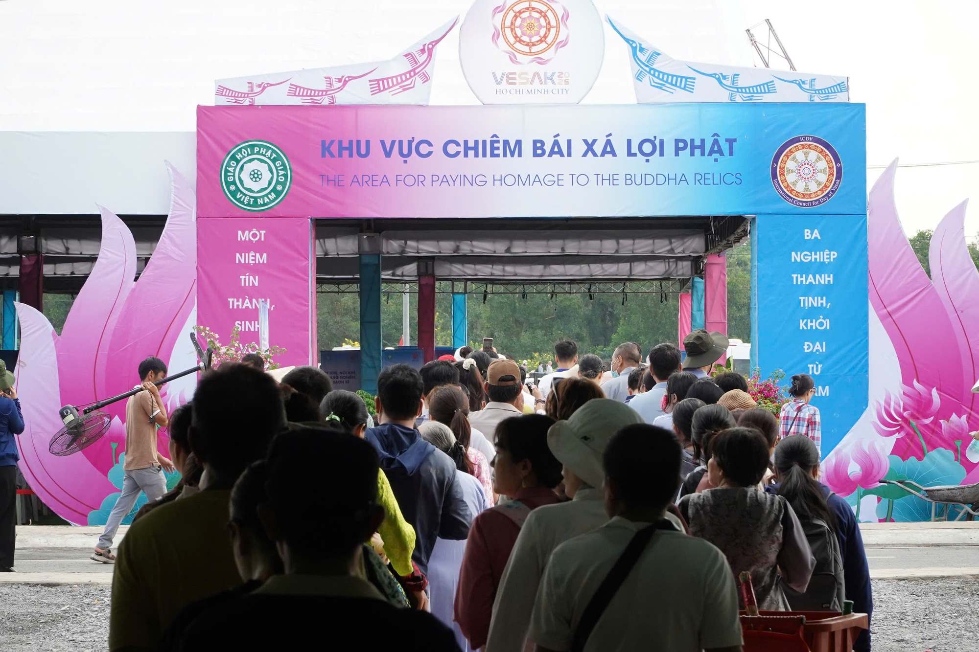 Ghi nhận sáng đầu tiên khai mở chiêm bái Xá lợi Đức Phật tại chùa Thanh Tâm- Ảnh 4. Ghi nhận sáng đầu tiên khai mở chiêm bái Xá lợi Đức Phật tại chùa Thanh Tâm- Ảnh 4.