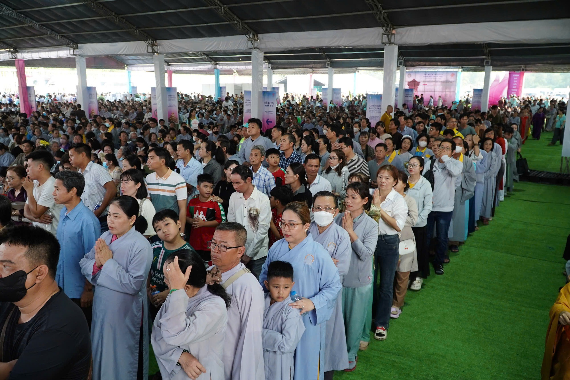 Ghi nhận sáng đầu tiên khai mở chiêm bái Xá lợi Đức Phật tại chùa Thanh Tâm- Ảnh 11. Ghi nhận sáng đầu tiên khai mở chiêm bái Xá lợi Đức Phật tại chùa Thanh Tâm- Ảnh 11.