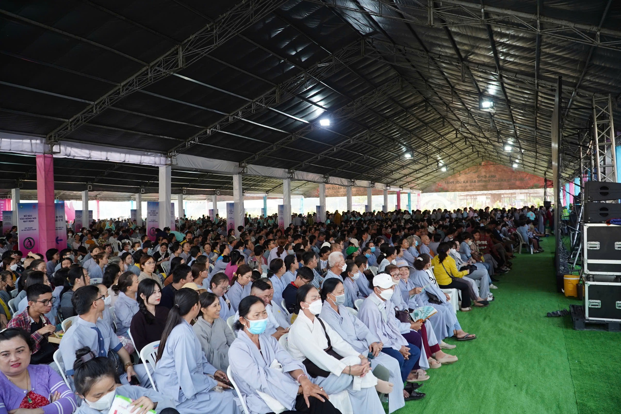 Ghi nhận sáng đầu tiên khai mở chiêm bái Xá lợi Đức Phật tại chùa Thanh Tâm- Ảnh 12. Ghi nhận sáng đầu tiên khai mở chiêm bái Xá lợi Đức Phật tại chùa Thanh Tâm- Ảnh 12.