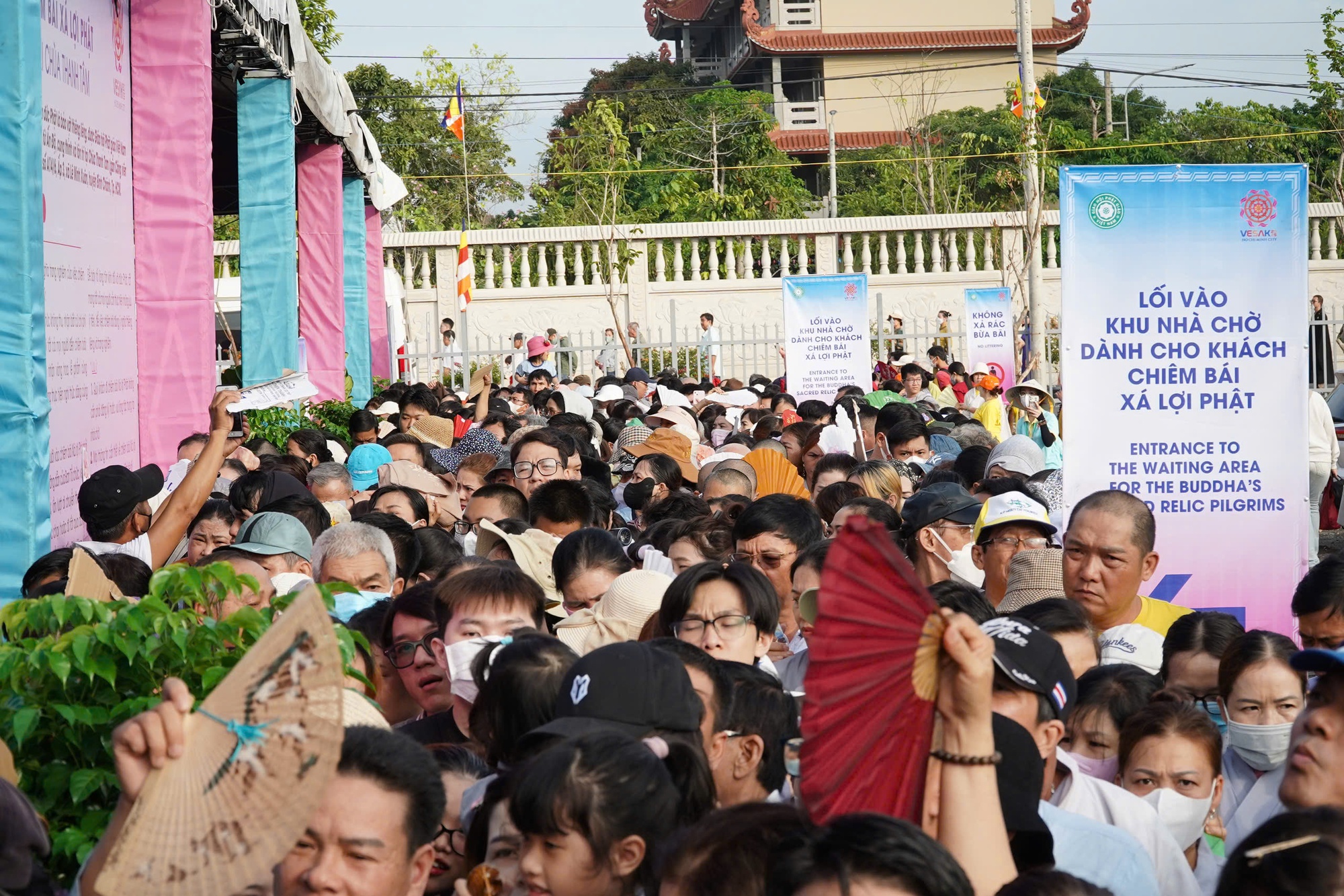 Ghi nhận sáng đầu tiên khai mở chiêm bái Xá lợi Đức Phật tại chùa Thanh Tâm- Ảnh 7. Ghi nhận sáng đầu tiên khai mở chiêm bái Xá lợi Đức Phật tại chùa Thanh Tâm- Ảnh 7.