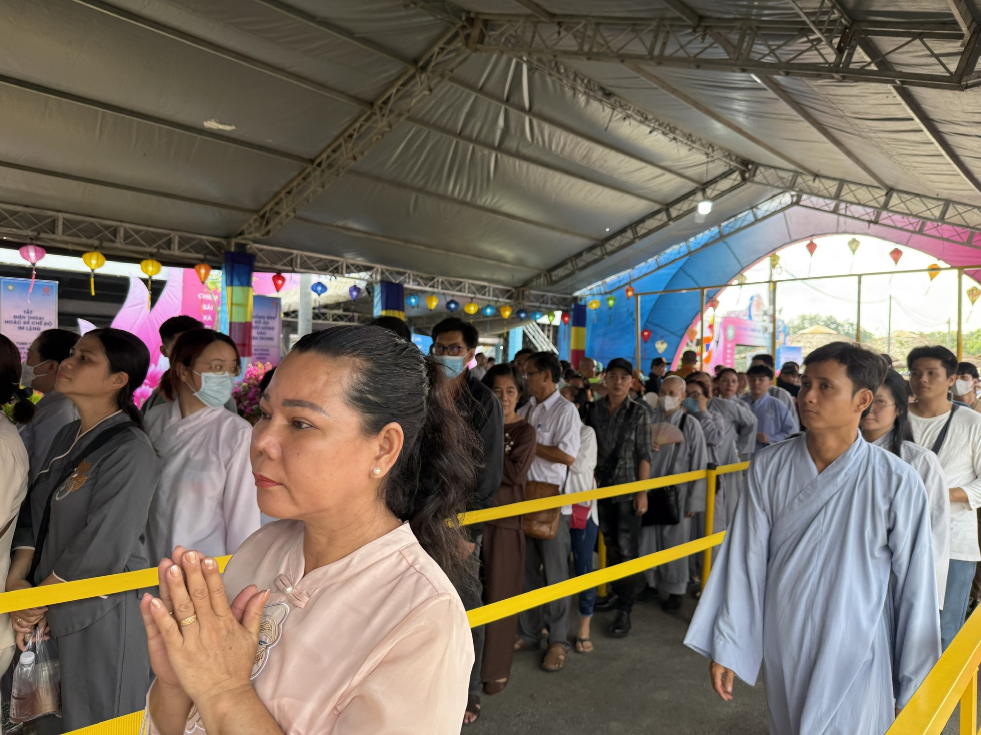 Ghi nhận sáng đầu tiên khai mở chiêm bái Xá lợi Đức Phật tại chùa Thanh Tâm- Ảnh 9. Ghi nhận sáng đầu tiên khai mở chiêm bái Xá lợi Đức Phật tại chùa Thanh Tâm- Ảnh 9.