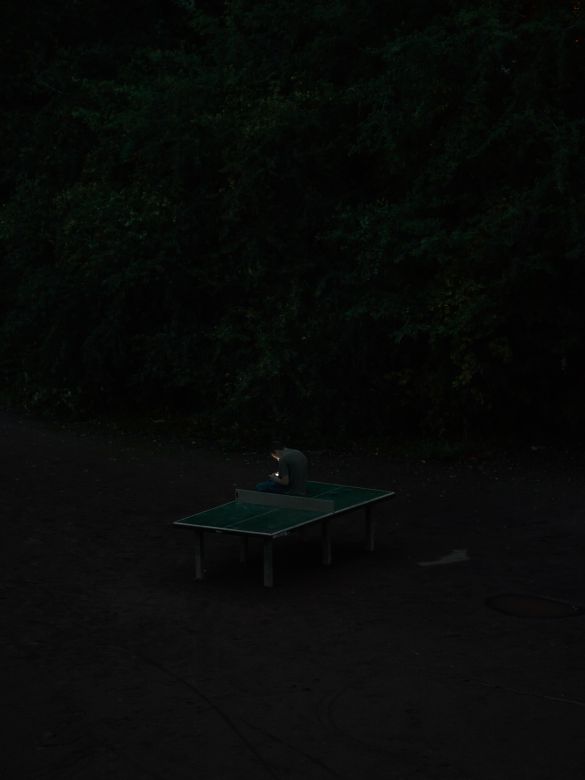 Nhiếp ảnh gia dành 4 năm để đứng bên cửa sổ chụp đúng một chiếc bàn bóng: Những gì ghi lại được là cả cuộc đời- Ảnh 10.