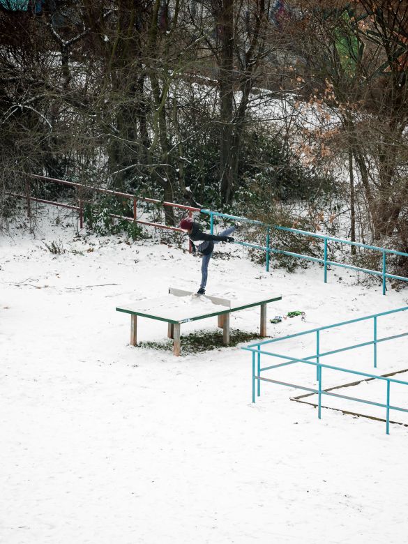 Nhiếp ảnh gia dành 4 năm để đứng bên cửa sổ chụp đúng một chiếc bàn bóng: Những gì ghi lại được là cả cuộc đời- Ảnh 6.