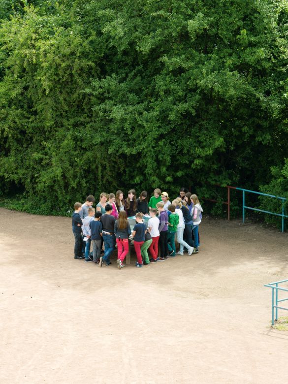 Nhiếp ảnh gia dành 4 năm để đứng bên cửa sổ chụp đúng một chiếc bàn bóng: Những gì ghi lại được là cả cuộc đời- Ảnh 9.