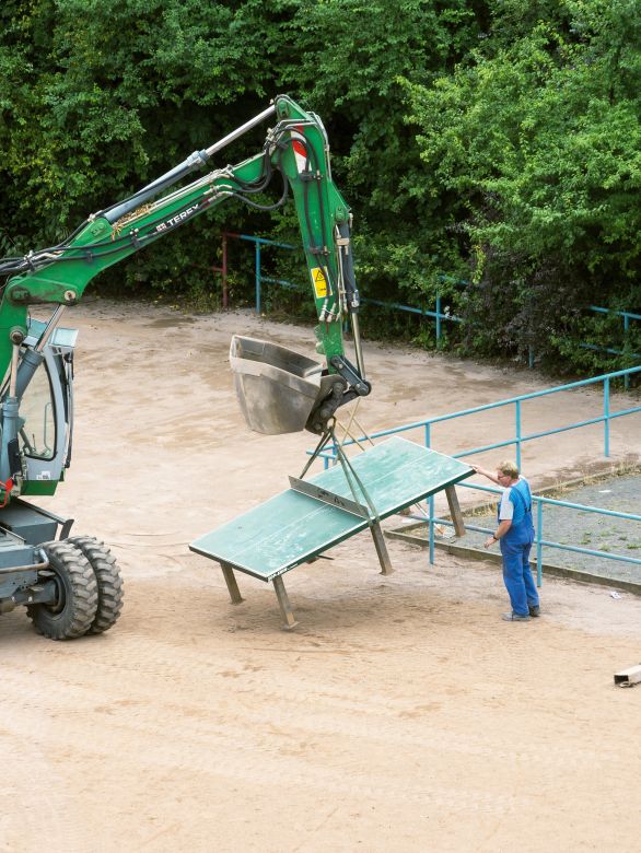 Nhiếp ảnh gia dành 4 năm để đứng bên cửa sổ chụp đúng một chiếc bàn bóng: Những gì ghi lại được là cả cuộc đời- Ảnh 15.