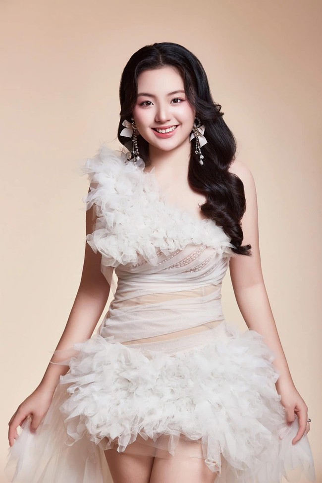 Con 1 sao Việt được ví như "tiểu Kim Ji Won": Nhan sắc cực phẩm, cách được dạy dỗ lại càng nể- Ảnh 2. Con 1 sao Việt được ví như "tiểu Kim Ji Won": Nhan sắc cực phẩm, cách được dạy dỗ lại càng nể- Ảnh 2.