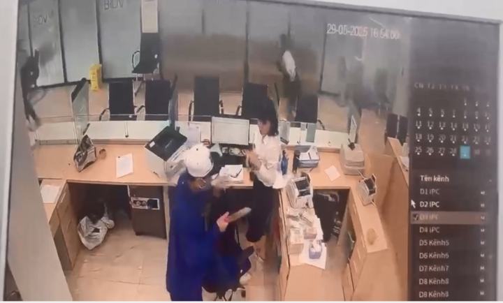 VIDEO: Người đàn ông bịt mặt xông vào ngân hàng cướp 400 triệu đồng- Ảnh 1. VIDEO: Người đàn ông bịt mặt xông vào ngân hàng cướp 400 triệu đồng- Ảnh 1.