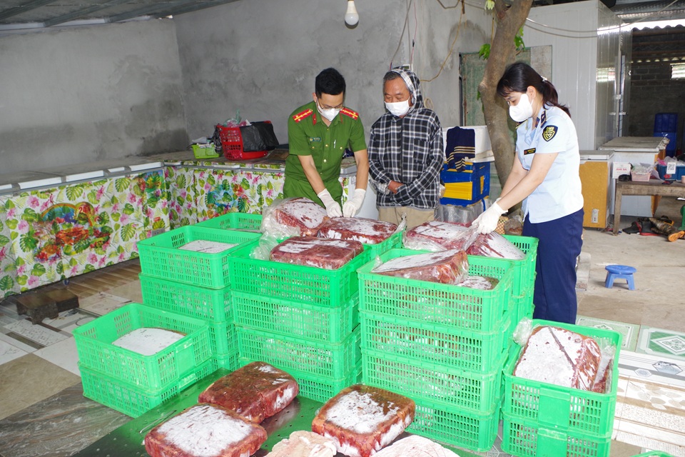 Phát hiện 1,2 tấn gan gà, lòng heo chảy nước, bốc mùi ôi thiu- Ảnh 1. Phát hiện 1,2 tấn gan gà, lòng heo chảy nước, bốc mùi ôi thiu- Ảnh 1.