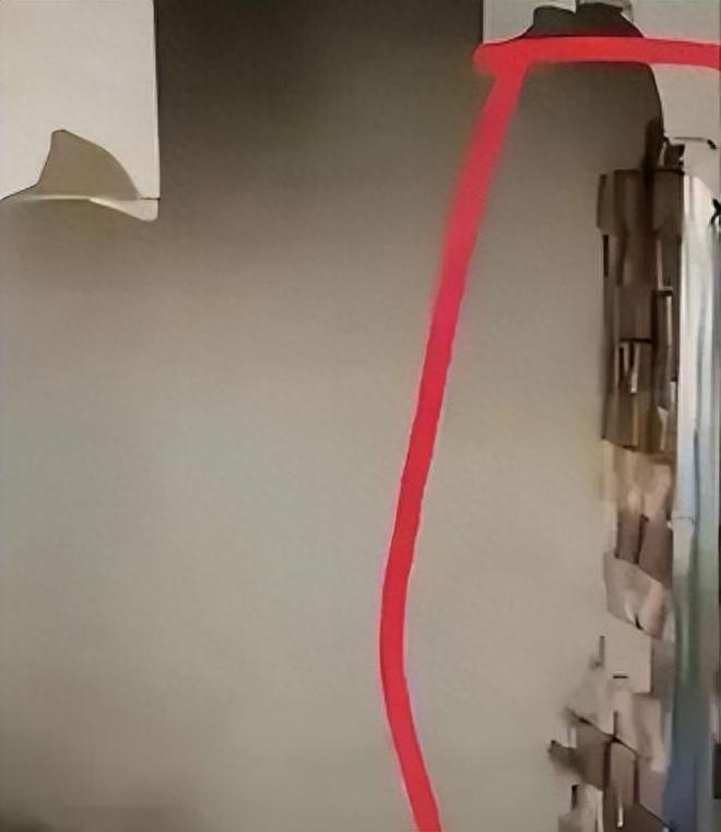 Phát hiện 216 tỷ đồng tiền mặt giấu trong bức tường tại nhà cũ của 1 bác sĩ- Ảnh 2.