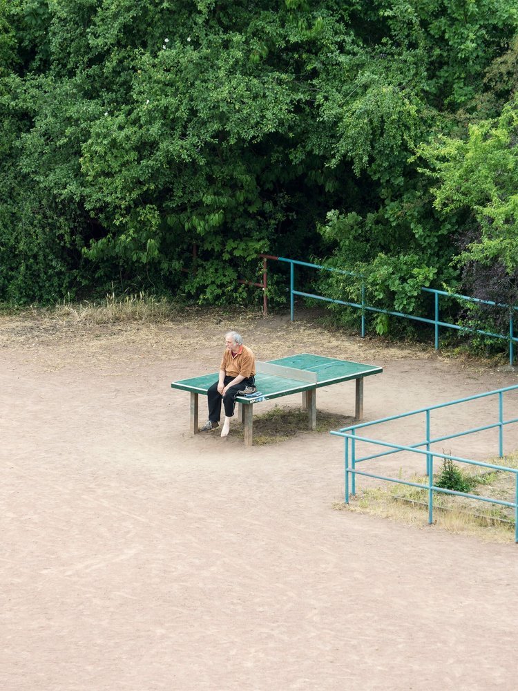 Nhiếp ảnh gia dành 4 năm để đứng bên cửa sổ chụp đúng một chiếc bàn bóng: Những gì ghi lại được là cả cuộc đời- Ảnh 14.