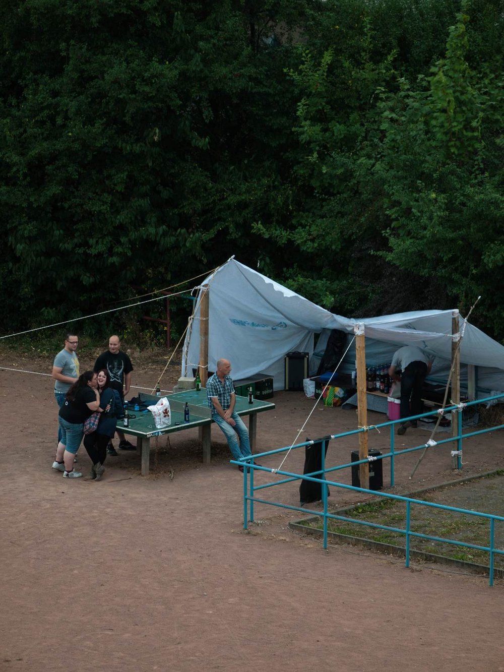 Nhiếp ảnh gia dành 4 năm để đứng bên cửa sổ chụp đúng một chiếc bàn bóng: Những gì ghi lại được là cả cuộc đời- Ảnh 7.