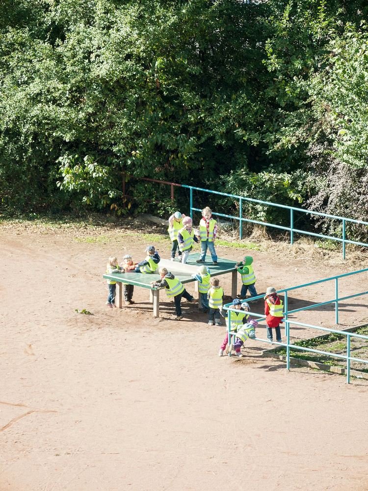 Nhiếp ảnh gia dành 4 năm để đứng bên cửa sổ chụp đúng một chiếc bàn bóng: Những gì ghi lại được là cả cuộc đời- Ảnh 13.