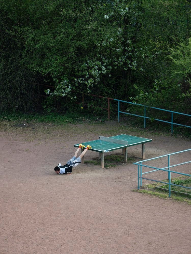 Nhiếp ảnh gia dành 4 năm để đứng bên cửa sổ chụp đúng một chiếc bàn bóng: Những gì ghi lại được là cả cuộc đời- Ảnh 3.