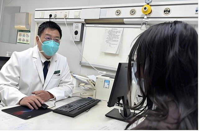 COVID-19 trở lại, khuyến cáo người trung niên và cao tuổi: Ít đụng 2 thứ, ăn nhiều 3 món, làm tốt 4 việc, tăng cường miễn dịch- Ảnh 1.