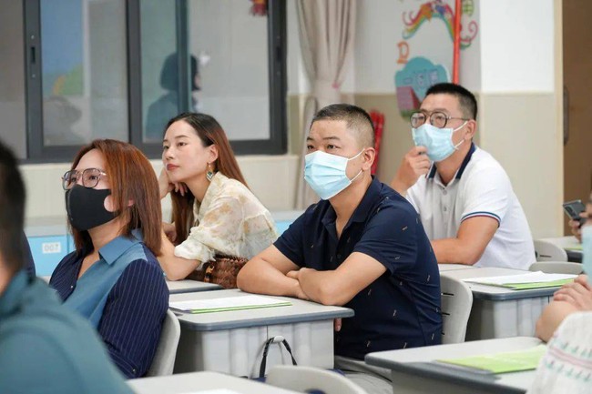 Phát ngôn "99% phụ huynh học sinh bị bệnh" này, ông bố ở TP.HCM bị chỉ trích: Phiến diện!- Ảnh 2. Phát ngôn "99% phụ huynh học sinh bị bệnh" này, ông bố ở TP.HCM bị chỉ trích: Phiến diện!- Ảnh 2.