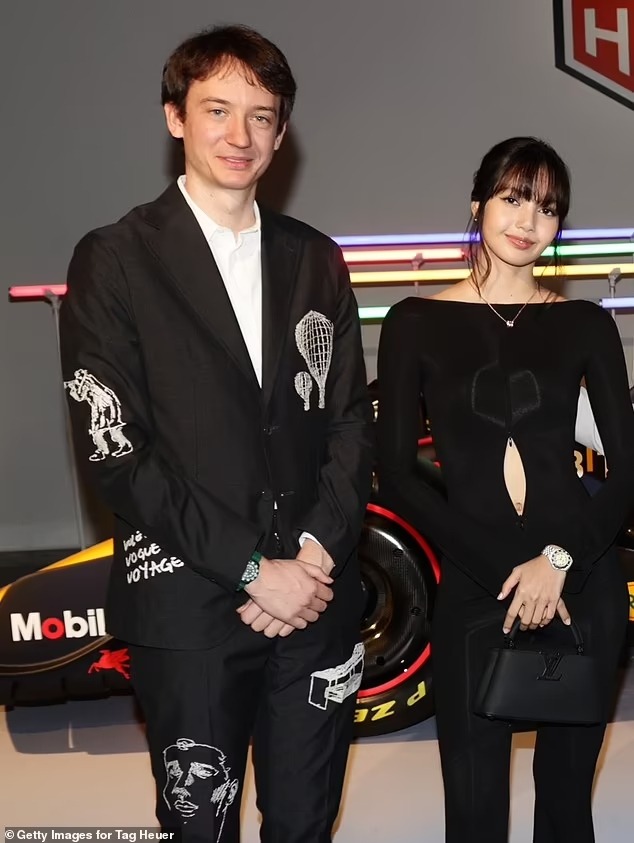 Cô gái giữ trái tim thái tử đế chế LVMH: Sống trong biệt thự 142 tỷ, đi ngủ và thức dậy trên chiếc giường 700 triệu đồng- Ảnh 3.