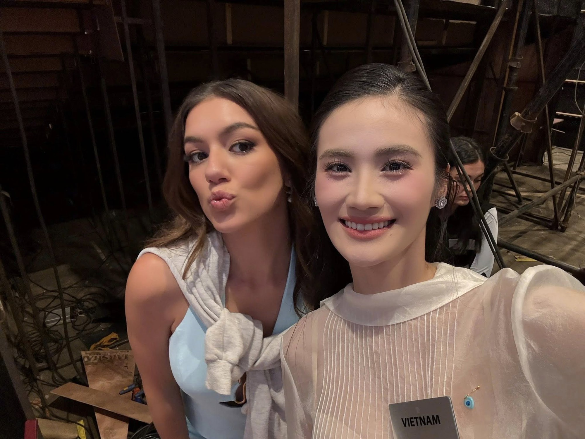 Trực tiếp Chung kết Miss World 2025: Hoa hậu Ý Nhi xúc động khi được gọi tên, chính thức vào top 40 nhờ thực lực!- Ảnh 18. Trực tiếp Chung kết Miss World 2025: Hoa hậu Ý Nhi xúc động khi được gọi tên, chính thức vào top 40 nhờ thực lực!- Ảnh 18.