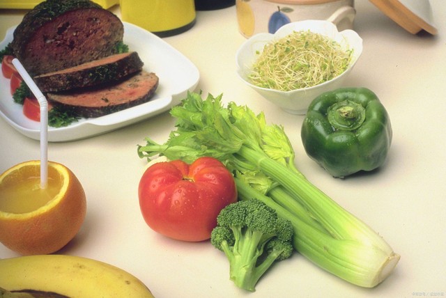 COVID-19 trở lại, khuyến cáo người trung niên và cao tuổi: Ít đụng 2 thứ, ăn nhiều 3 món, làm tốt 4 việc, tăng cường miễn dịch- Ảnh 2.