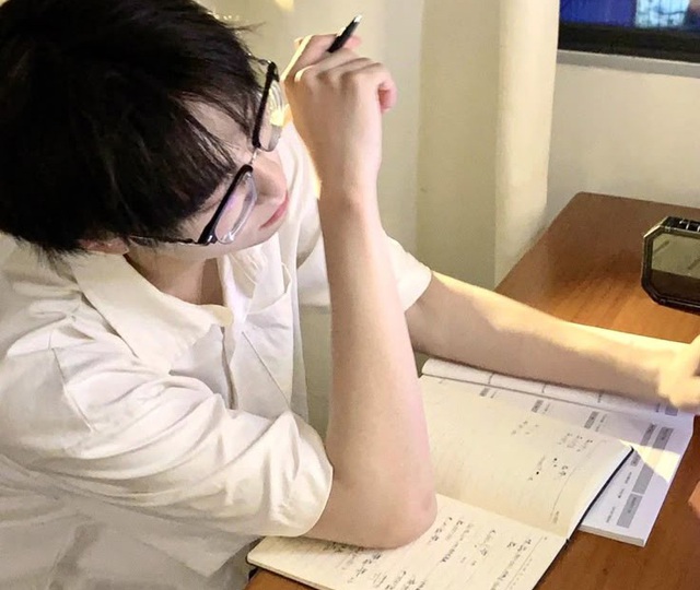 Nam sinh 16 tuổi đã hói nửa đầu vì 1 thói quen khi ngủ người càng trẻ tuổi càng dễ “sa vào bẫy”- Ảnh 2.