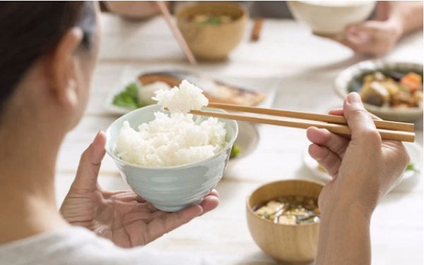 Thói quen đơn giản khi ăn được danh y Hoa Đà coi như bí quyết sống thọ, giúp "bách bệnh tiêu tan"- Ảnh 1.