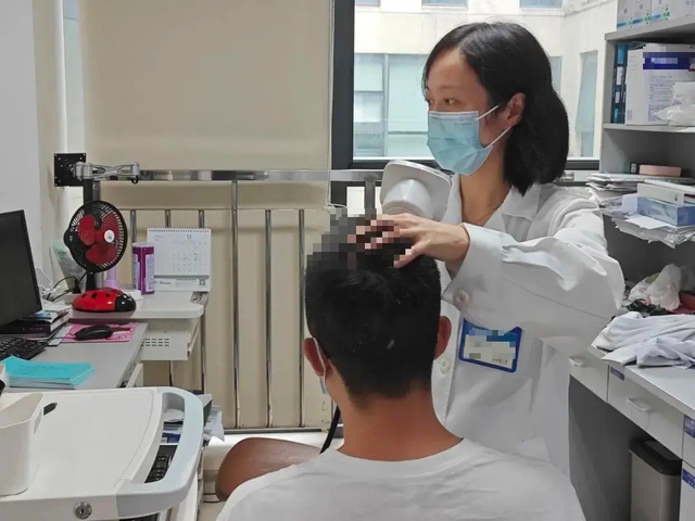 Nam sinh 16 tuổi đã hói nửa đầu vì 1 thói quen khi ngủ người càng trẻ tuổi càng dễ “sa vào bẫy”- Ảnh 1.