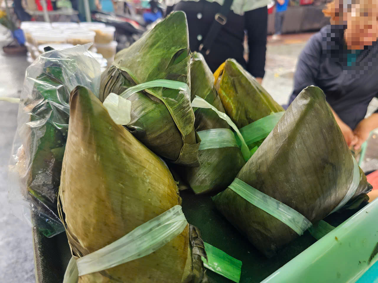 Một loại bánh giá 100.000 đồng nhưng bán chạy hơn chè, xôi tại chợ trong ngày Tết Đoan ngọ - Ảnh 2.