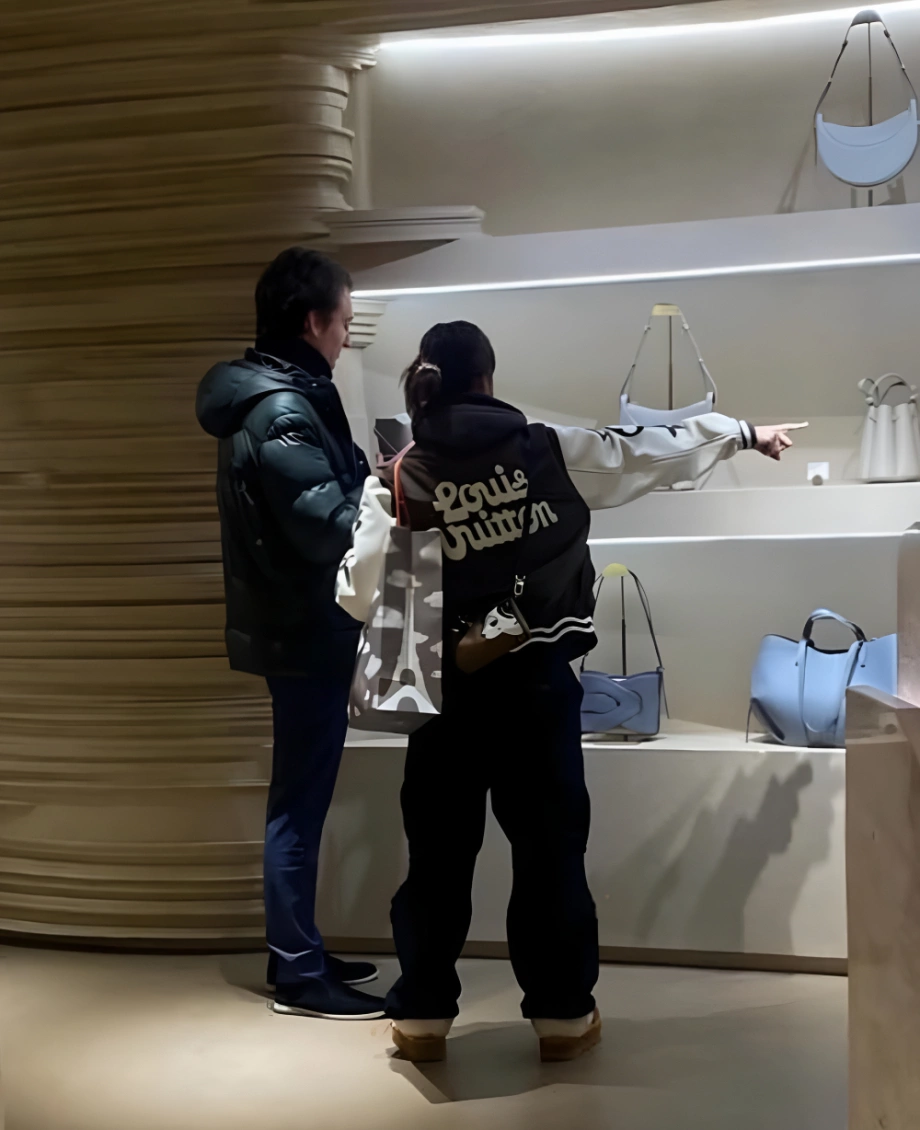 Cô gái giữ trái tim thái tử đế chế LVMH: Sống trong biệt thự 142 tỷ, đi ngủ và thức dậy trên chiếc giường 700 triệu đồng- Ảnh 4.